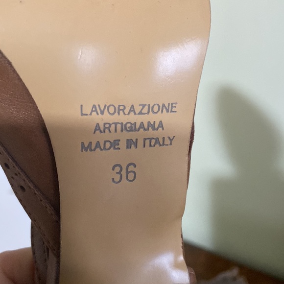 Genuine leather tan high heel. In excellent t condition . Made in Italy - Picture 3 of 4